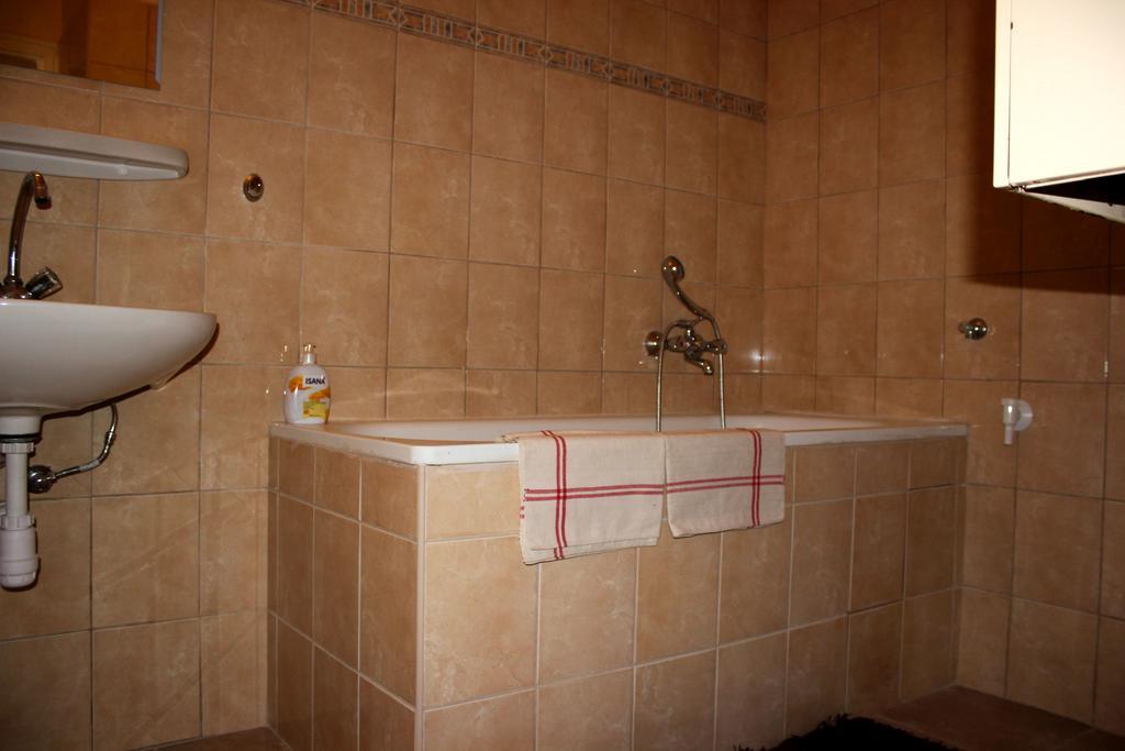 Veva Apartman - Eger Maganszallashely Экстерьер фото