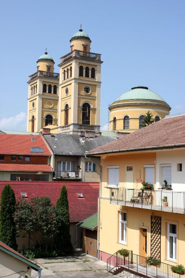 Veva Apartman - Eger Maganszallashely Экстерьер фото